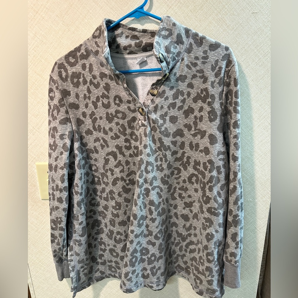 Women’s Old Navy maternity, gray animal print, size large long sleeve pullover.